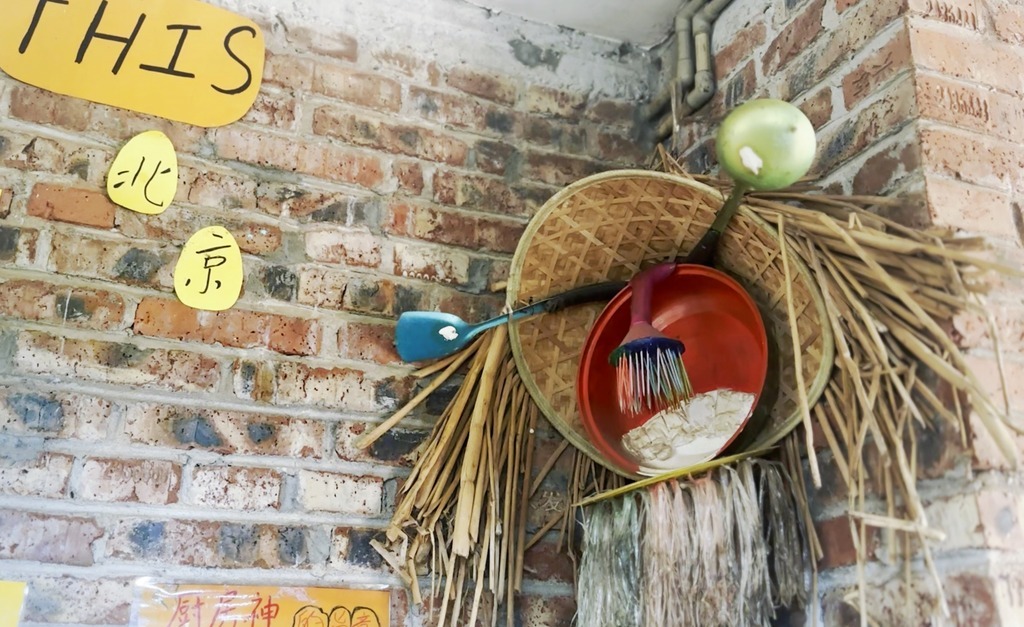 Instead of a sheet of strict rules, the children abide by the words of the “Kitchen God” while cooking in this shared kitchen. This Kitchen God, made by the Prop Roots family together, represents the caring, warm souls of the Prop Roots community. It’s also an embodiment of Jingpo animalistic beliefs.